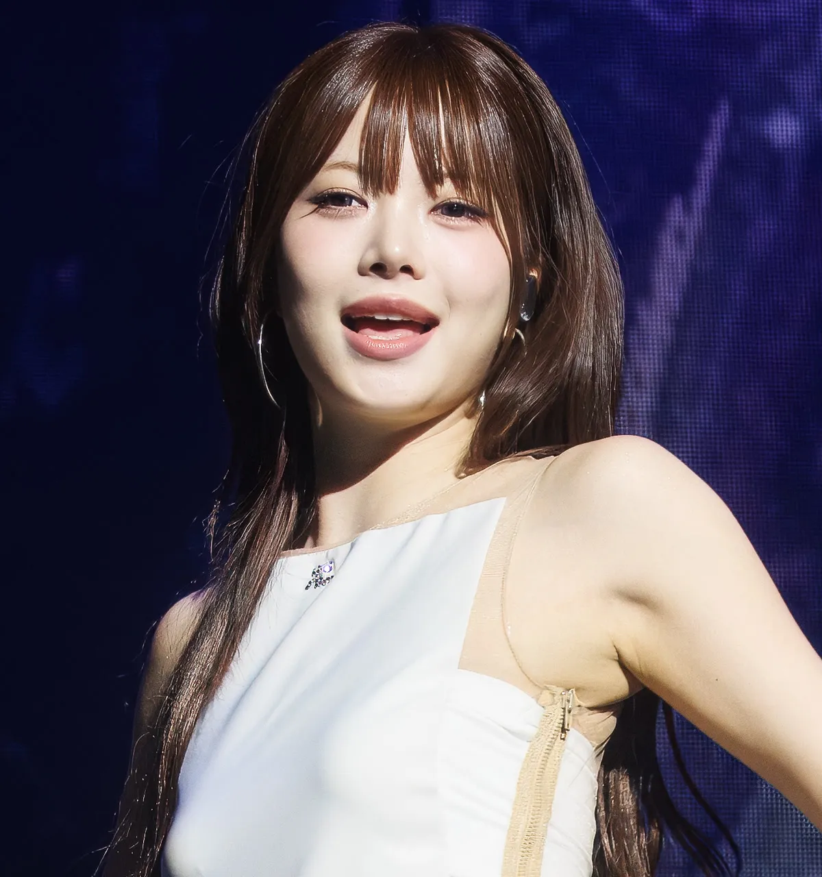 Hong Eunchae of LE SSERAFIM singing on stage in Seattle on 17 September 2025, in a white stage costume.